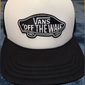 VANS BLACK AND WHITE TRUCKER HAT